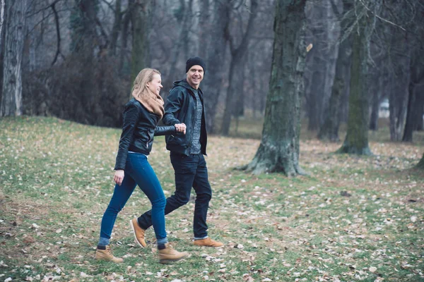 Mooie paar wandelen buiten. — Stockfoto