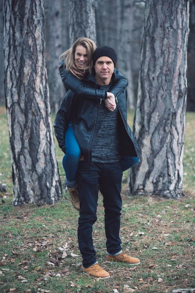 Preciosa pareja divirtiéndose en el parque —  Fotos de Stock