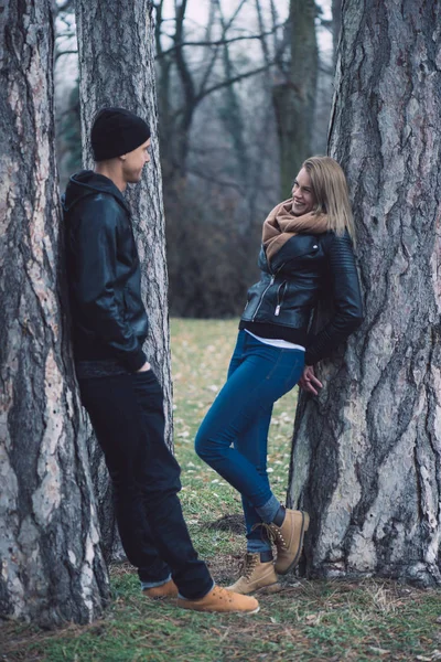 Nettes Paar im Park, junges glückliches Paar hat Spaß im Park — Stockfoto