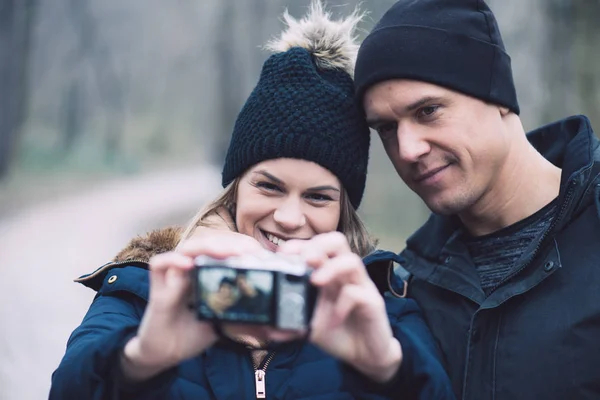 Joven pareja tomando autorretrato al aire libre —  Fotos de Stock