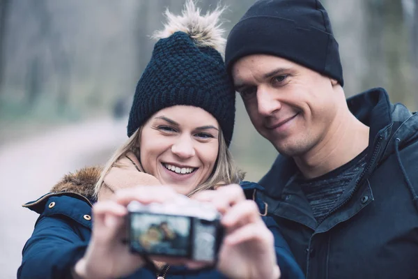 Jovem casal tomando auto retrato ao ar livre — Fotografia de Stock