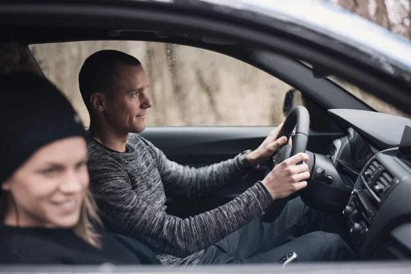 Šťastný pár řídit auto. Svoboda na otevřené silnici. — Stock fotografie