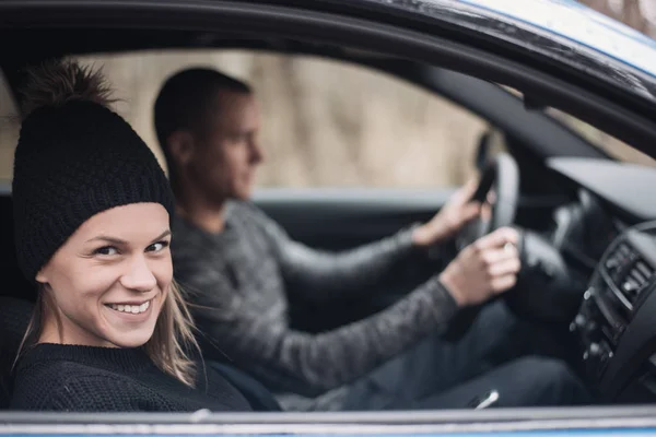 幸せなカップルは、車を運転します。オープン ロードの自由. — ストック写真