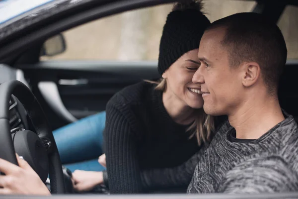 Ευτυχισμένο ζευγάρι οδηγεί ένα αυτοκίνητο. Ελευθερία του ανοικτού δρόμου. — Φωτογραφία Αρχείου