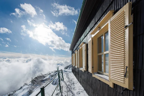 Scène hivernale dramatique avec maison enneigée. Ciel bleu et coucher de soleil sur chalet en bois, Hautes Tatras, Slovaquie . — Photo