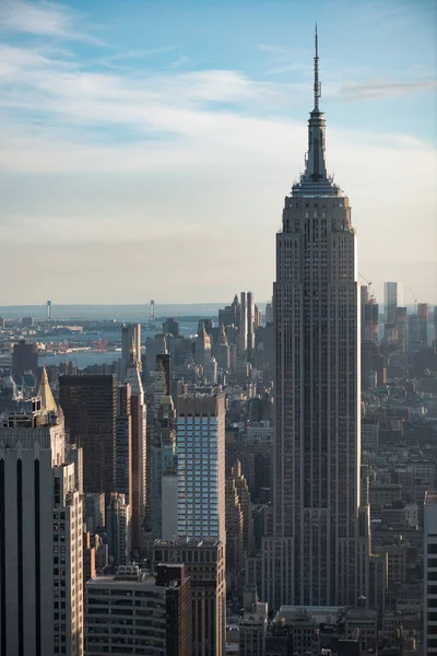 New York City Skyline mit urbanen Wolkenkratzern — Stockfoto