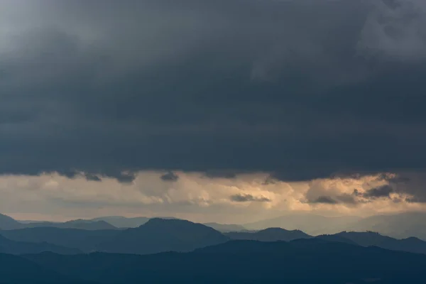 Zonsondergang over de bergketen — Stockfoto