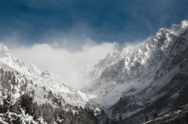 Zasněžené zimní hory — Stock fotografie