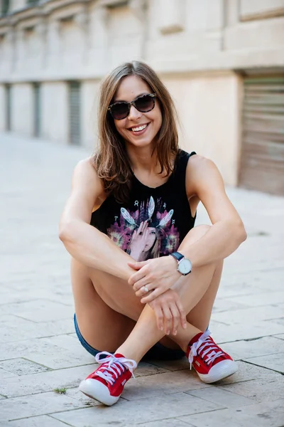 Jovem posando na cidade — Fotografia de Stock