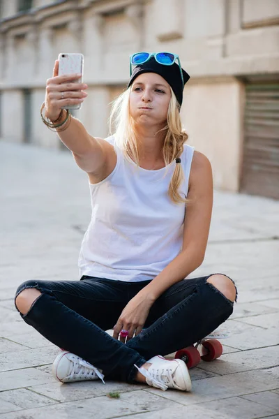 Hipster woman taking selfie — Stock Photo, Image