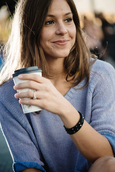 Morena mujer bebiendo al aire libre — Foto de Stock