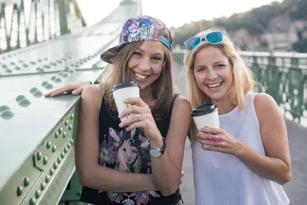 Jonge vrouwen drinken buiten — Stockfoto