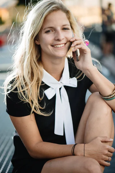 Femme d'affaires au téléphone en plein air — Photo