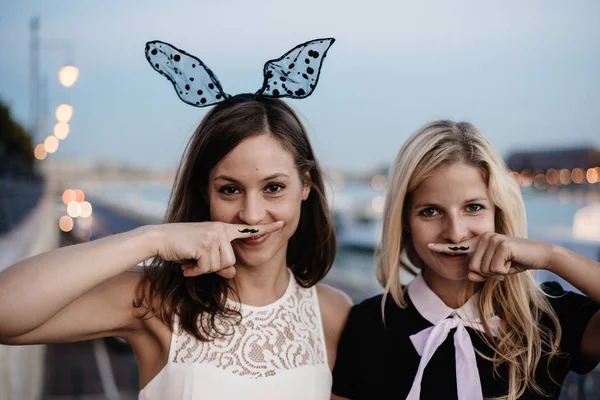 Girls having fun outdoor — Stock Photo, Image