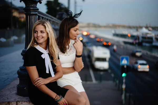 Chicas divirtiéndose al aire libre —  Fotos de Stock