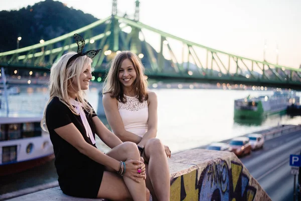 Les filles s'amusent en plein air — Photo