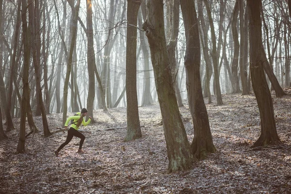 Az erdei ösvényen futó nő — Stock Fotó