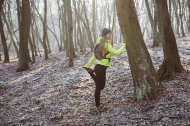 Kadın atlet açık germe