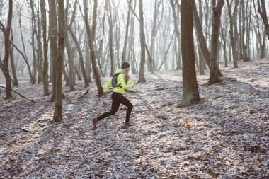 Kadın atlet orman iz çalışan. Açık spor kavramı.