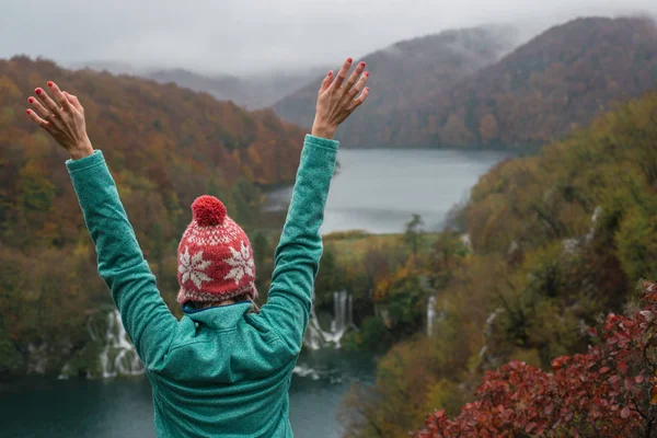 Donna felice alzò le braccia e godere della vista del magnifico paesaggio. Parco Nazionale dei Laghi di Plitvice. Croazia . — Foto Stock