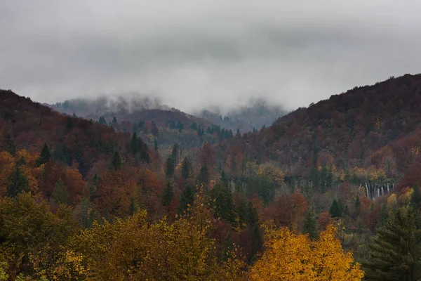 Táj a Plitvicei-tavak Nemzeti Parktól. Ködös reggel és színes őszi erdő. — Stock Fotó