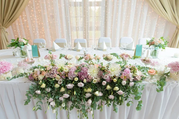 Flower decoration at wedding reception — Stock Photo, Image