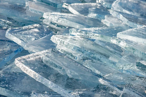 Textura da superfície do gelo, gelo rachado flutuando na água azul, paisagem de inverno sazonal . — Fotografia de Stock