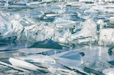 Doku buz yüzey, kırık buz mevsimlik kış manzara mavi su üzerinde yüzer..