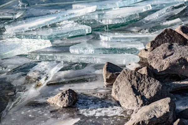 Konsistens av is ytbehandlar, sprucken is flyter på blått vatten, säsongsbetonade vinterlandskap. — Stockfoto