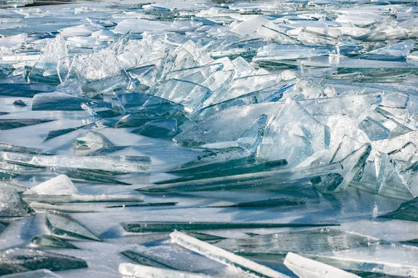 Textura da superfície do gelo, gelo rachado flutuando na água azul, paisagem de inverno sazonal . — Fotografia de Stock