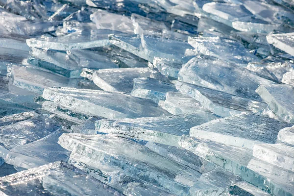 Textura ledu povrchu, krakované ledu plovoucí na modrou vodu, sezónní zimní krajina. — Stock fotografie