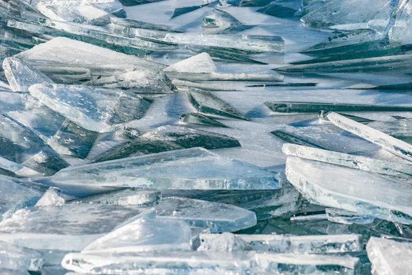 Beschaffenheit der Eisfläche, rissiges Eis, das auf blauem Wasser schwimmt, saisonale Winterlandschaft. — Stockfoto