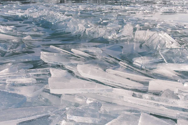 Textura de la superficie del hielo, hielo agrietado flotando en el agua azul, paisaje de invierno estacional . —  Fotos de Stock