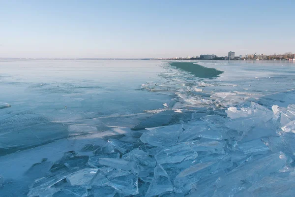 Beschaffenheit der Eisfläche, rissiges Eis, das auf blauem Wasser schwimmt, saisonale Winterlandschaft. — Stockfoto