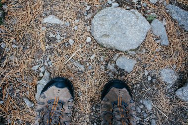 yürüyüş ayakkabıları kırsal yolda adam 