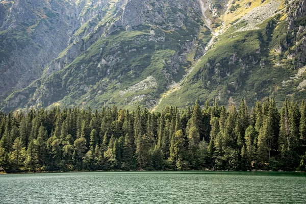 Вид на красивое горное озеро — стоковое фото