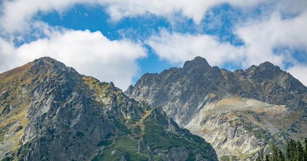 Vista de hermosas montañas rocosas — Foto de Stock