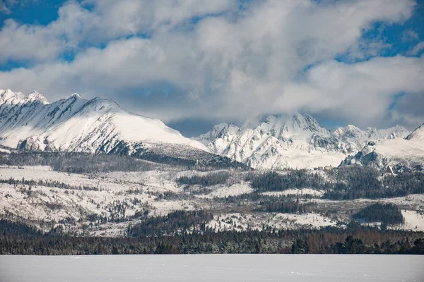 Winter landscape, snow covered mountain range — Stock Photo, Image