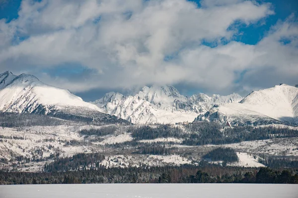 Paisagem de inverno, neve coberto gama de montanhas — Fotografia de Stock