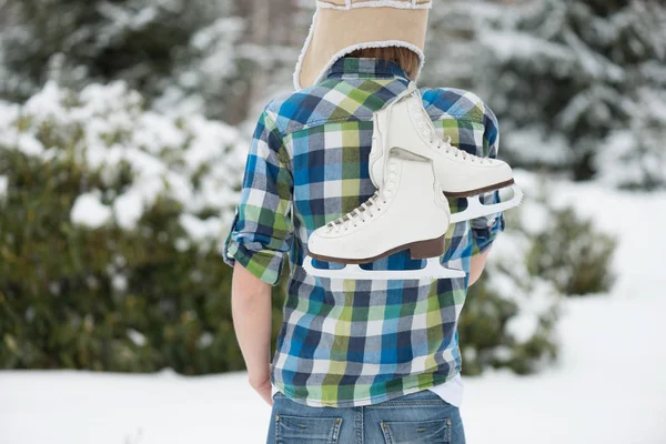 Paar weiße Schlittschuhe, Frau mit historischen Schlittschuhen im Freien. Wintersportkonzept. — Stockfoto