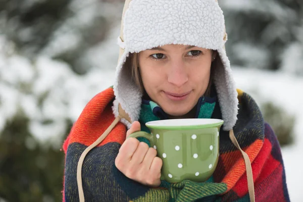 Krásná žena relaxuje, šťastná mladá žena s šálkem horkého čaje v zimní procházce — Stock fotografie