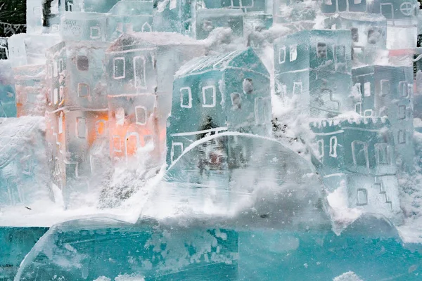 Ледяная скульптура, маленький домик из льда. Конкурс мастеров льда в Гребеноке, Словакия — стоковое фото