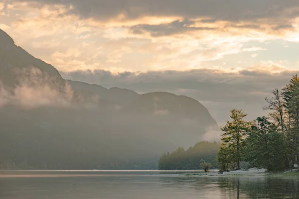 Békés táj. Lake Bohinj, Szlovénia — Stock Fotó