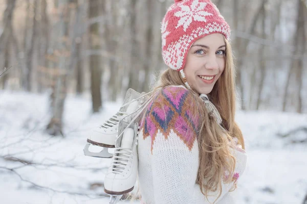 Glückliche junge Frau posiert im Freien mit Vintage-Schlittschuhen — Stockfoto