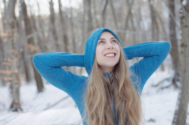 Genç kadın bir soğuk kış günü açık havada onun kaçak önce germe