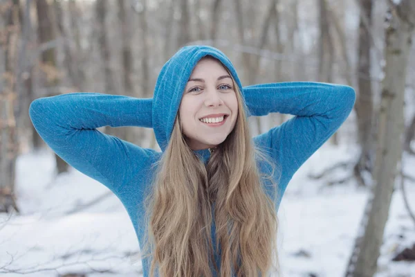 Genç kadın bir soğuk kış günü açık havada onun kaçak önce germe — Stok fotoğraf