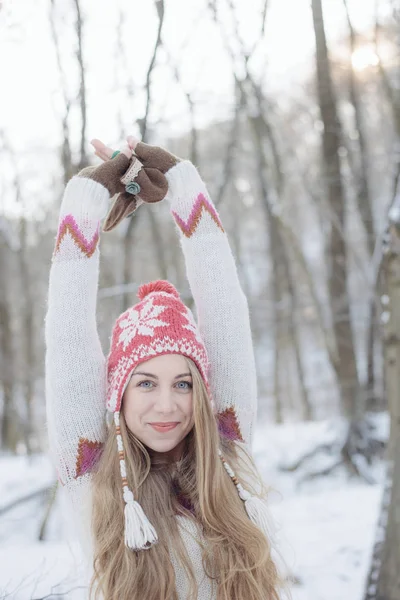 Mujer despreocupada disfrutar de la naturaleza. Brazos levantados . —  Fotos de Stock