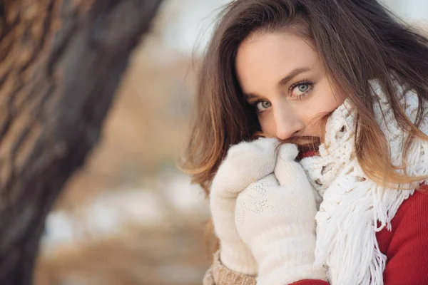 Schöne brünette Frau im Freien Porträt. — Stockfoto