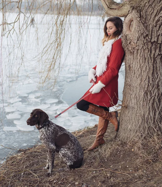 屋外の彼女のペットの犬を持つ魅力的な少女. — ストック写真