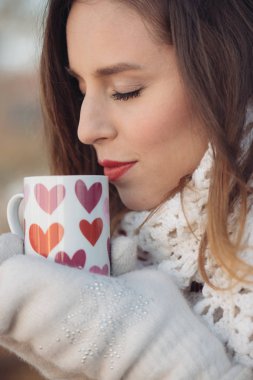 Kahve. Güzel kız içme çay veya kahve açık. Sıcak içecek bir fincan kadınla.